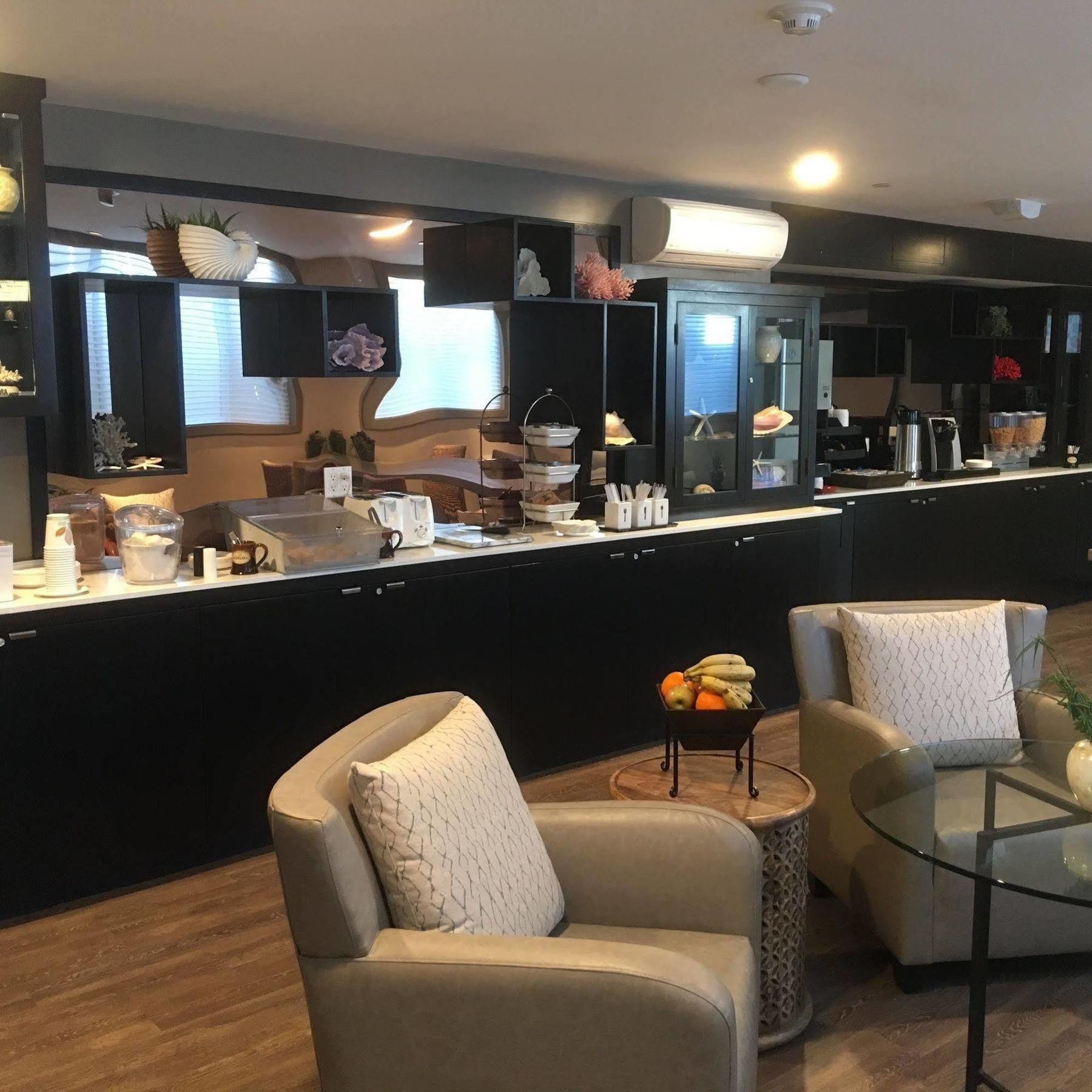 Aurora Hotel Авалон Екстериор снимка